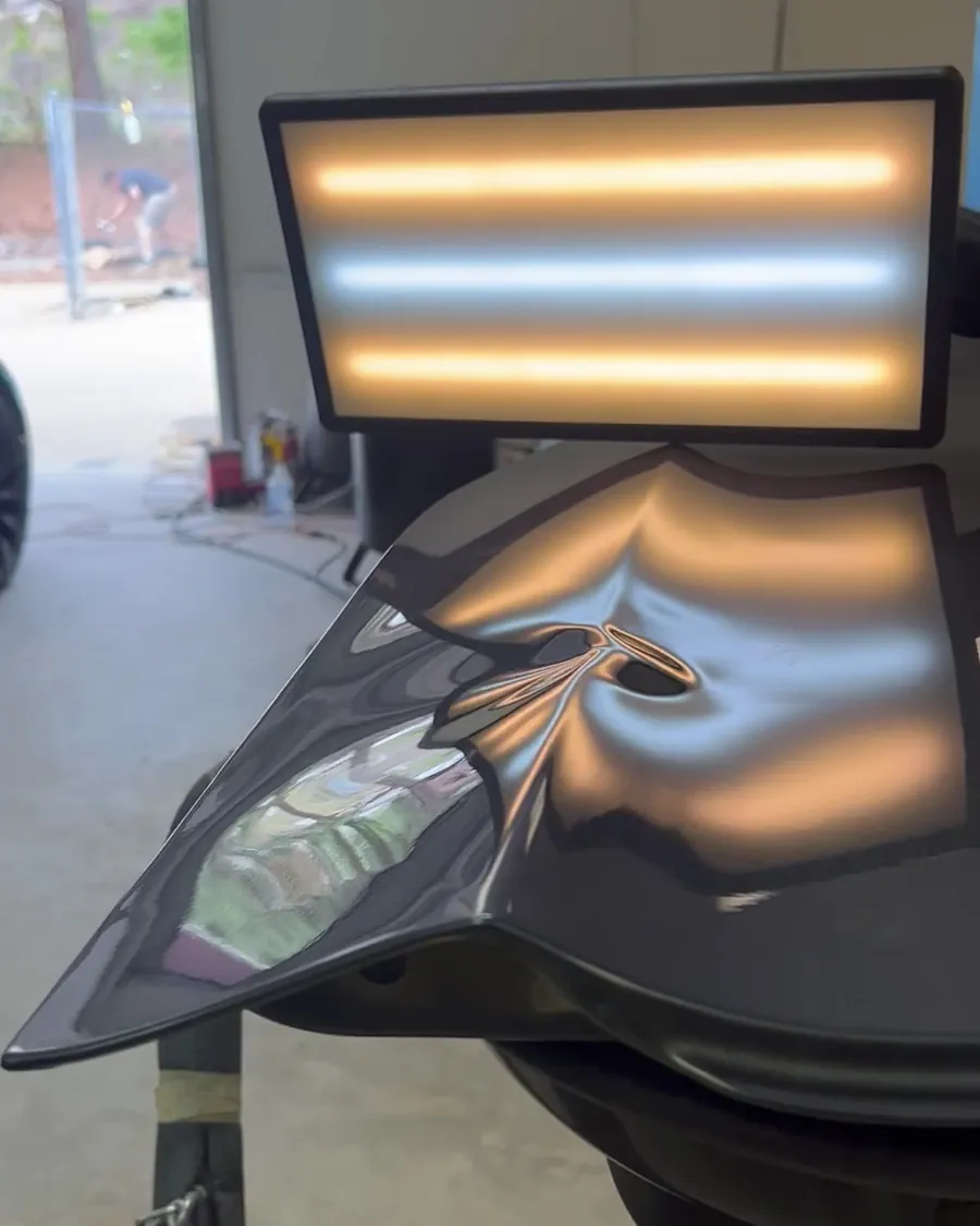 The dent light tool lighting up a crease on a dark fender